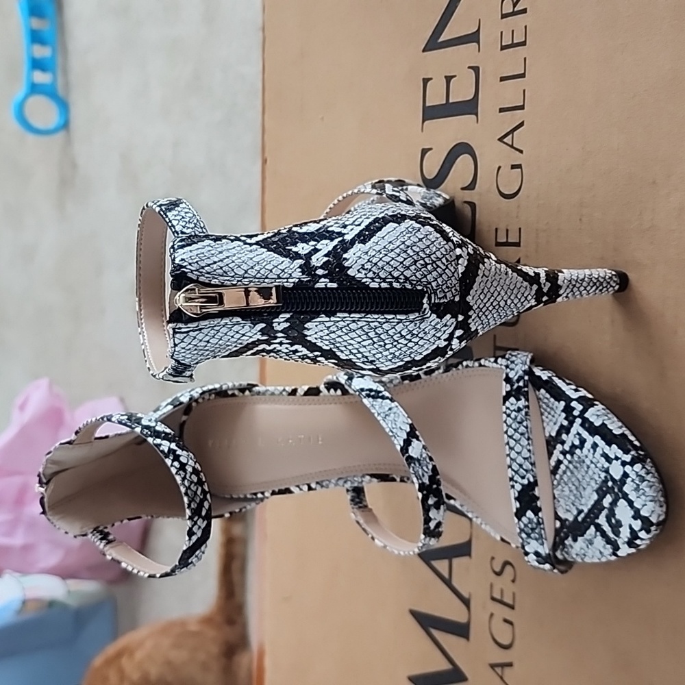 Kelly & Katie snake skin pattern heels